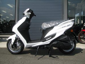 新車バイク　ヤマハ　シグナスＸ－ＳＲ　ホワイト　左側