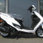 新車バイク　ヤマハ　シグナスＸ－ＳＲ　ホワイト　右側