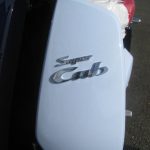 新車情報　ホンダ　スーパーカブＣ１２５　ブルー　レッグシールドのエンブレム