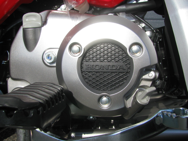 新車バイク　ホンダ　ハンターカブ（ＣＴ１２５）　レッド　エンジンのエンブレム