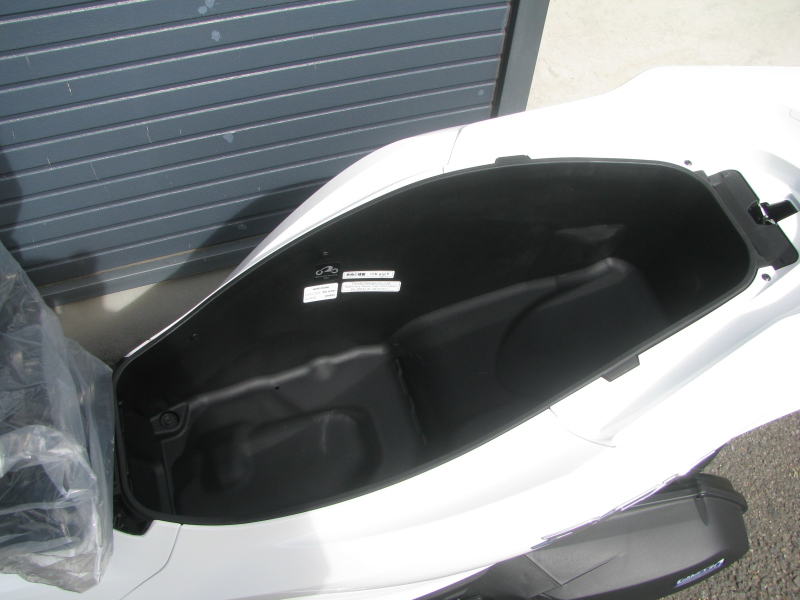 新車バイク　ホンダ　ＰＣＸ１２５　ホワイト　シートボックス