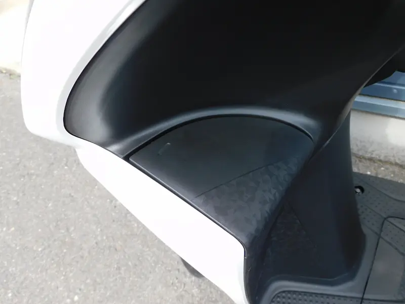新車　ホンダ　ＤＩＯ１１０（ディオ１１０）　ベーシック　ホワイト　蓋つきポケット閉