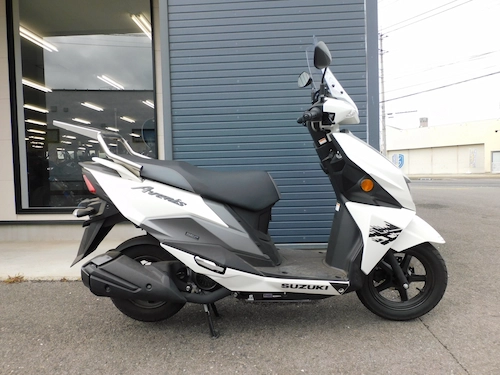 中古車　スズキ　アヴェニス１２５　（Ａｖｅｎｉｓ）　ホワイト　みぎ側２