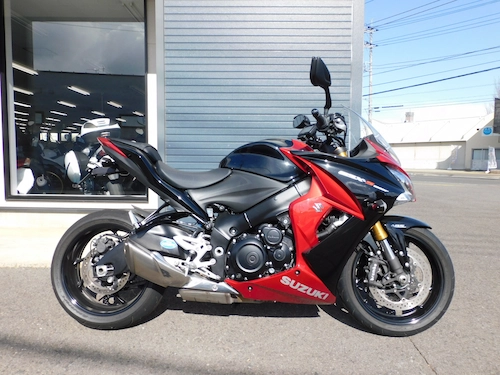 中古車　スズキ　ＧＳＸ－Ｓ１０００Ｆ　レッド／ブラック　みぎ側２　２０２５年２月