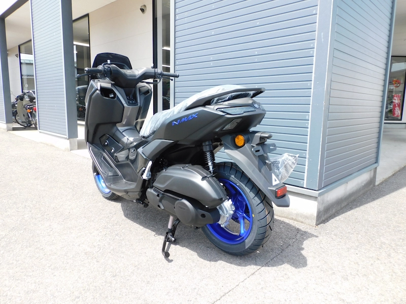 新車 ヤマハ NMAX125 ABS マットダークグレー 2025年モデル 左うしろ側 2025年4月