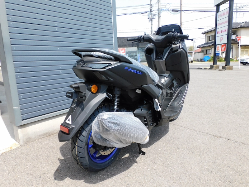 新車 ヤマハ NMAX125 ABS マットダークグレー 2025年モデル 右うしろ側 2025年4月