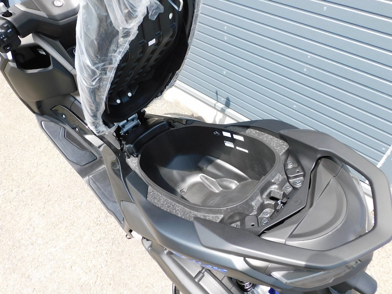 新車 ヤマハ NMAX125 ABS マットダークグレー 2025年モデル シートボックス 2025年4月