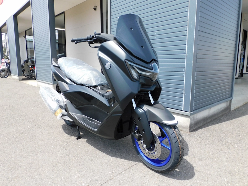 新車 ヤマハ NMAX125 ABS マットダークグレー 2025年モデル 右まえ側 2025年4月