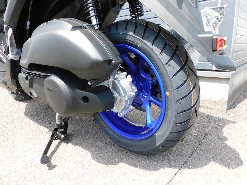 新車 ヤマハ NMAX125 ABS マットダークグレー 2025年モデル リヤホイール左 2025年4月