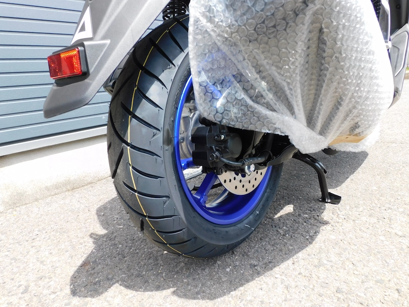 新車 ヤマハ NMAX125 ABS マットダークグレー 2025年モデル リヤホイール右 2025年4月