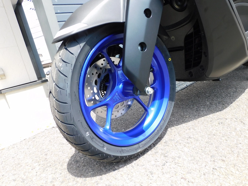 新車 ヤマハ NMAX125 ABS マットダークグレー 2025年モデル フロントホイール左 2025年4月