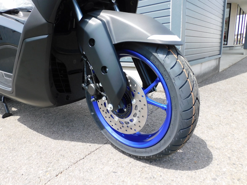 新車 ヤマハ NMAX125 ABS マットダークグレー 2025年モデル フロントホイール右 2025年4月