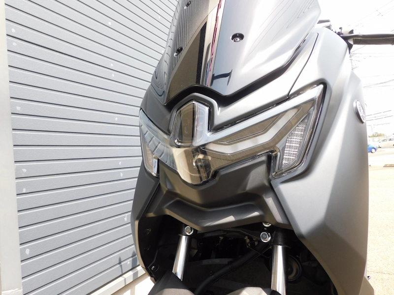 新車 ヤマハ NMAX125 ABS マットダークグレー 2025年モデル ヘッドライト左 2025年4月