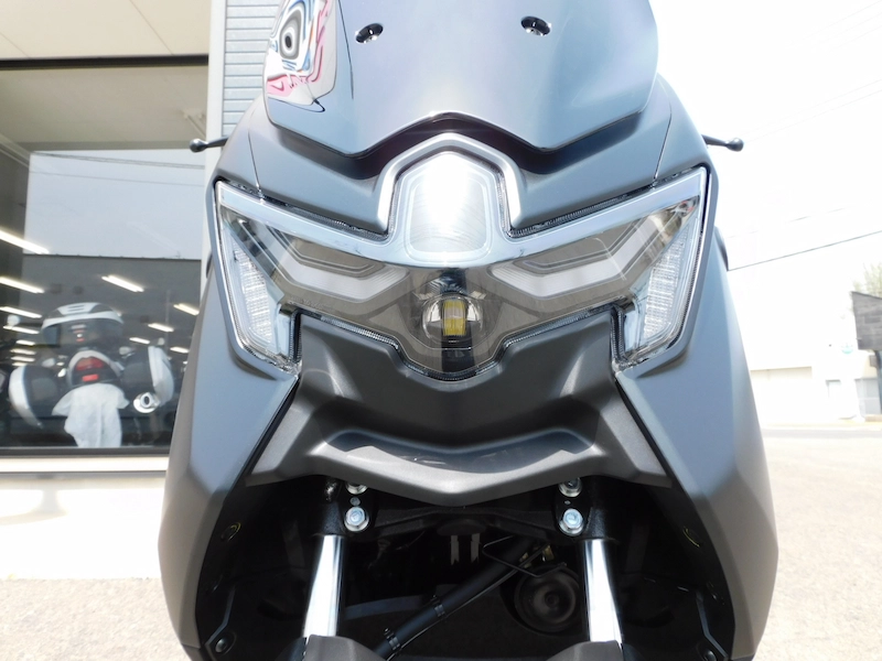 新車 ヤマハ NMAX125 ABS マットダークグレー 2025年モデル ヘッドライト 2025年4月