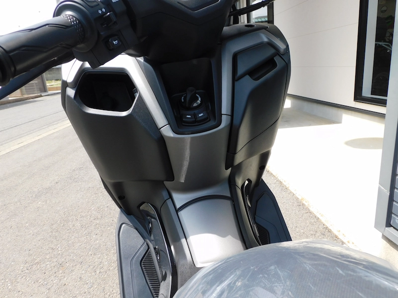 新車 ヤマハ NMAX125 ABS マットダークグレー 2025年モデル フロントインナーパネル 2025年4月