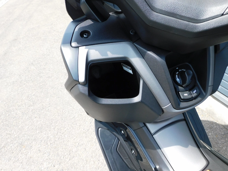 新車 ヤマハ NMAX125 ABS マットダークグレー 2025年モデル 左ポケット 2025年4月