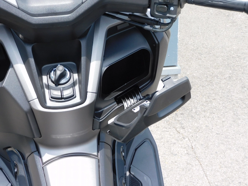 新車 ヤマハ NMAX125 ABS マットダークグレー 2025年モデル 右ポケット 2025年4月