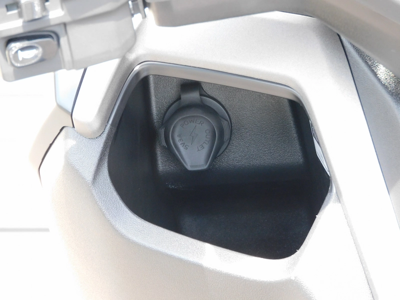 新車 ヤマハ NMAX125 ABS マットダークグレー 2025年モデル USB電源ソケット 2025年4月