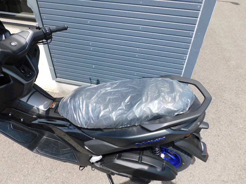 新車 ヤマハ NMAX125 ABS マットダークグレー 2025年モデル シート 2025年4月