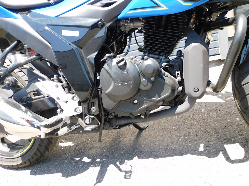 中古車 スズキ ジクサー150(GIXXER) ブルー エンジン右側 2025年5月