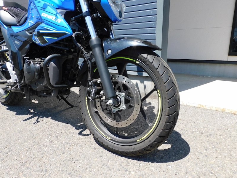 中古車 スズキ ジクサー150(GIXXER) ブルー フロントホイール右側 2025年5月