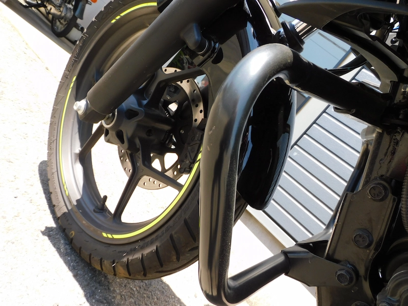 中古車 スズキ ジクサー150(GIXXER) ブルー エンジンガード傷 2025年5月
