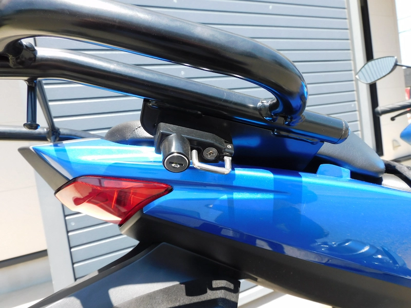 中古車 スズキ ジクサー150(GIXXER) ブルー ヘルメットホルダー 2025年5月