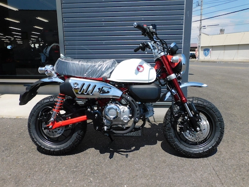 新車　ホンダ　モンキー１２５　レッド／ホワイト　みぎ側２　２０２５年８月