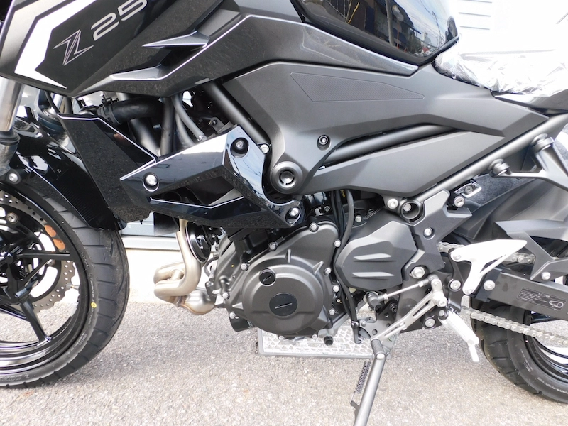 新車 カワサキ Z250 ブラック エンジン左 2025年10月24日