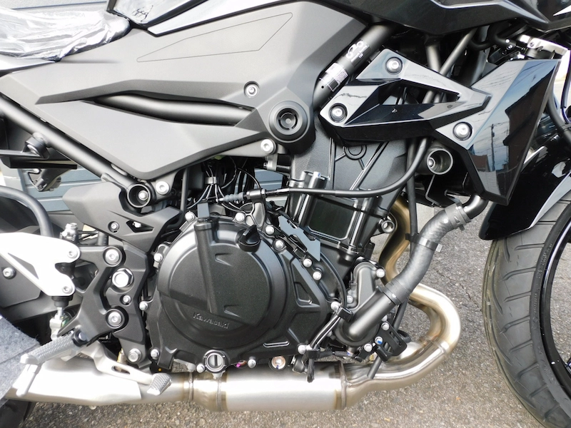 新車 カワサキ Z250 ブラック エンジン右 2025年10月24日