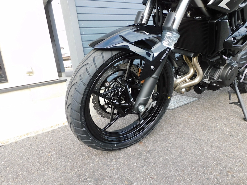 新車 カワサキ Z250 ブラック フロントホイール左 2025年10月24日