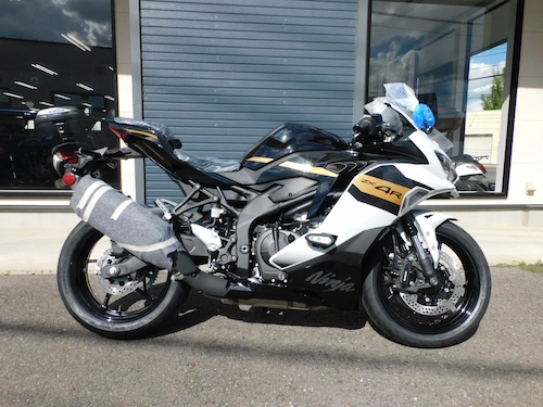 新車　カワサキ　Ｎｉｎｊａ　ＺＸ－４Ｒ　ＳＥ　ホワイト　２０２６年モデル　みぎ側２