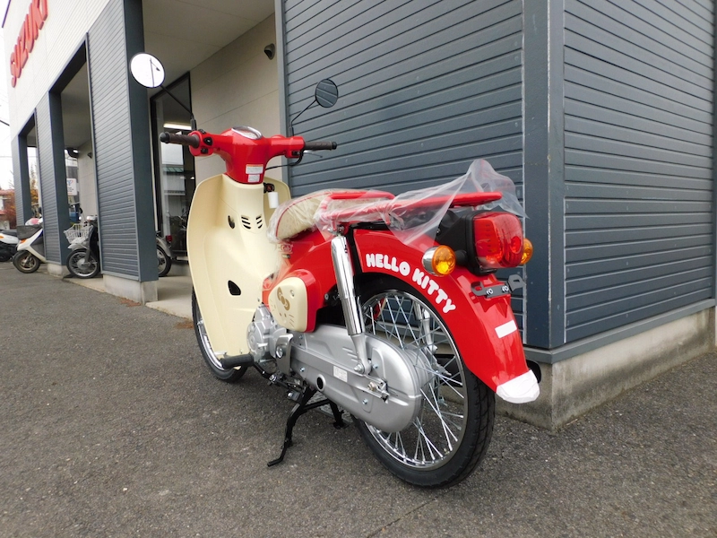 新車 ホンダ スーパーカブ50・HELLO KITTY レッド 左うしろ側 2025年11月27日