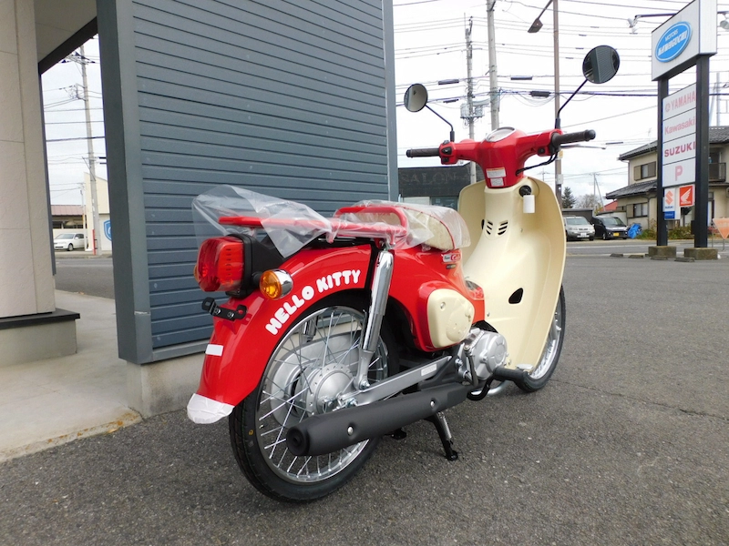 新車 ホンダ スーパーカブ50・HELLO KITTY レッド 右うしろ側 2025年11月27日