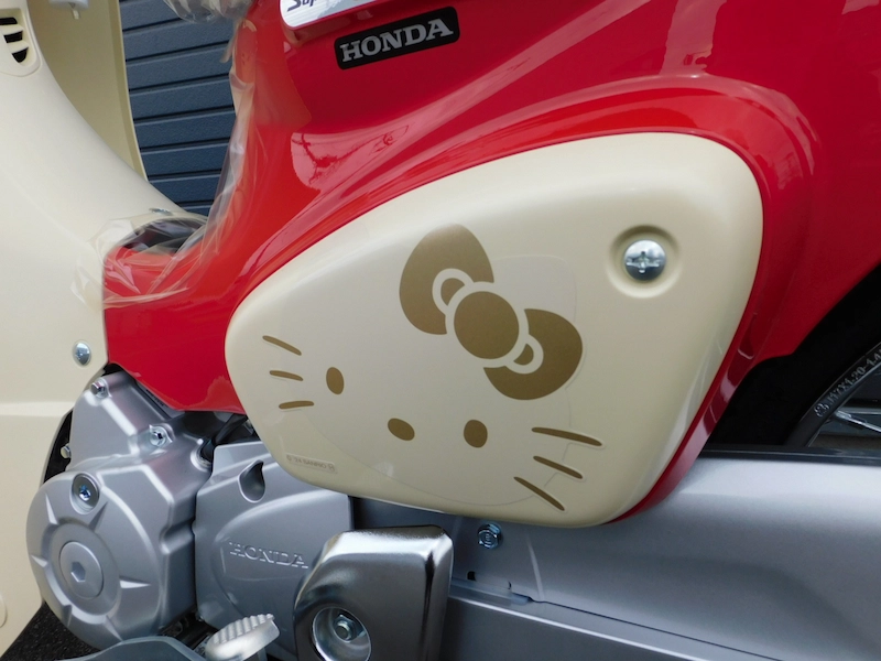 新車 ホンダ スーパーカブ50・HELLO KITTY レッド 左サイドカバー 2025年11月27日