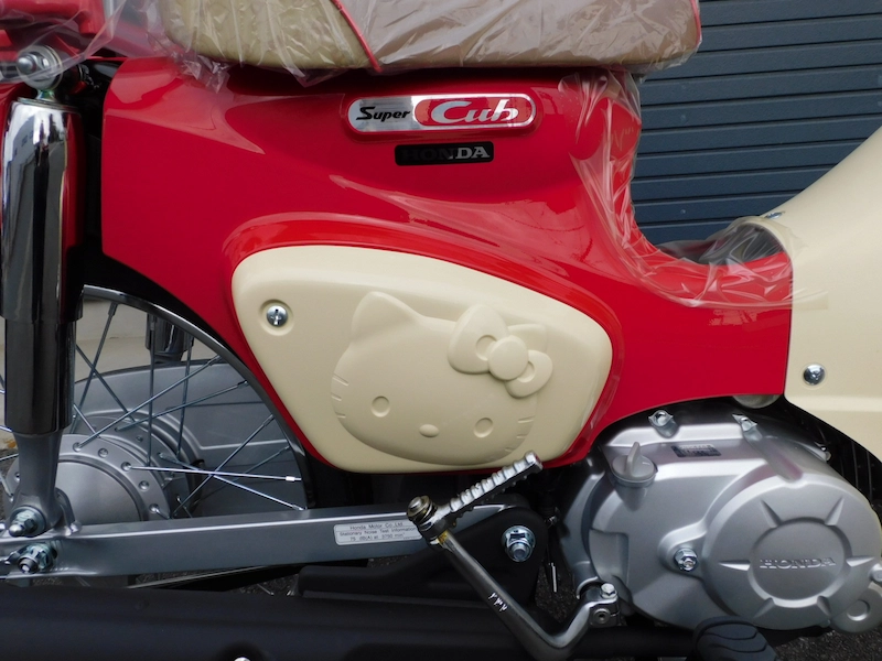 新車 ホンダ スーパーカブ50・HELLO KITTY レッド 右サイドカバー2 2025年11月27日