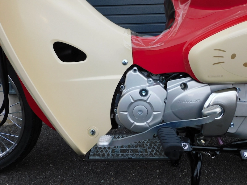 新車 ホンダ スーパーカブ50・HELLO KITTY レッド エンジン左 2025年11月27日