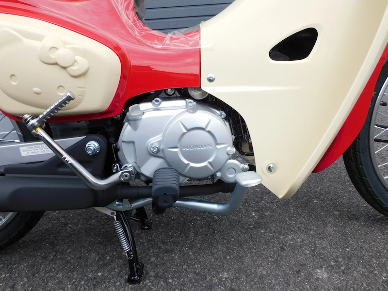 新車 ホンダ スーパーカブ50・HELLO KITTY レッド エンジン右 2025年11月27日