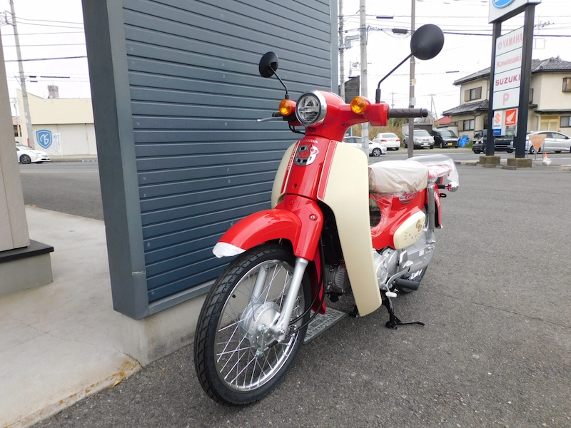 新車 ホンダ スーパーカブ50・HELLO KITTY レッド 左まえ側 2025年11月27日