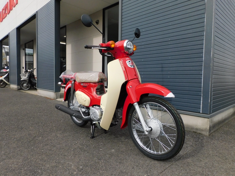 新車 ホンダ スーパーカブ50・HELLO KITTY レッド 右まえ側 2025年11月27日