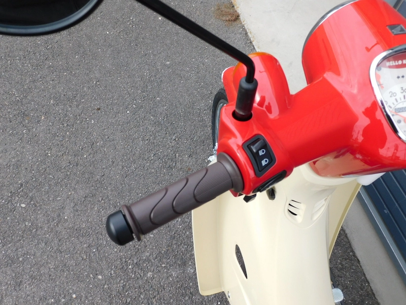 新車 ホンダ スーパーカブ50・HELLO KITTY レッド ハンドル左 2025年11月27日