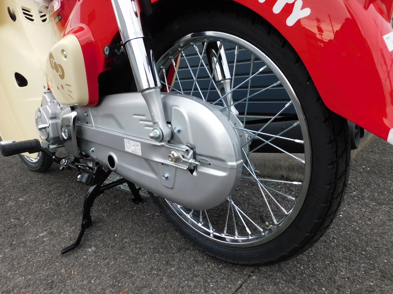 新車 ホンダ スーパーカブ50・HELLO KITTY レッド リアホイール左 2025年11月27日