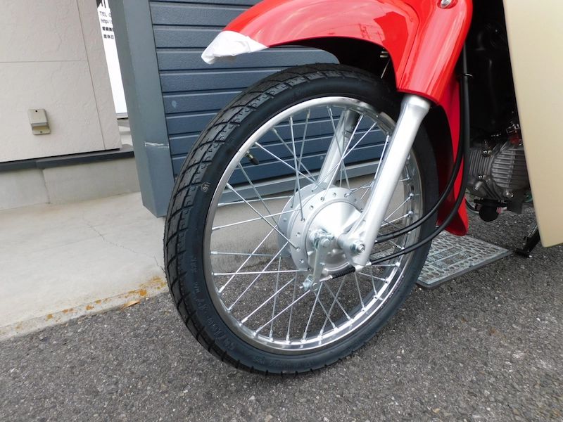 新車 ホンダ スーパーカブ50・HELLO KITTY レッド フロントホイール左 2025年11月27日