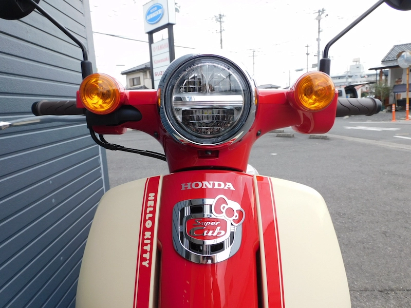 新車 ホンダ スーパーカブ50・HELLO KITTY レッド ヘッドライト周り 2025年11月27日
