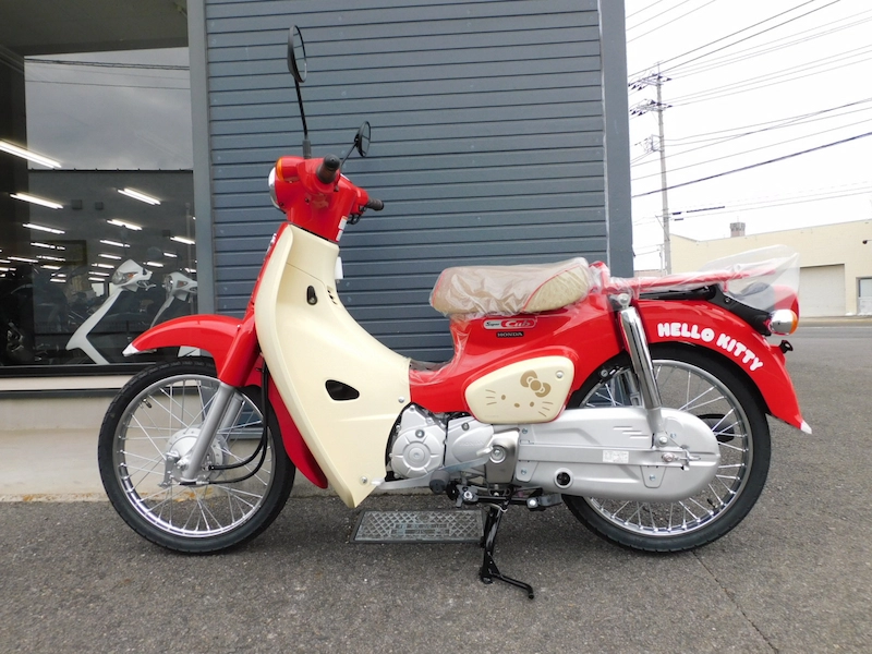 新車 ホンダ スーパーカブ50・HELLO KITTY レッド ひだり側 2025年11月27日