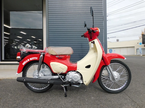 新車　ホンダ　スーパーカブ５０・ＨＥＬＬＯ　ＫＩＴＴＹ　レッド　みぎ側２　２０２５年１１月２７日