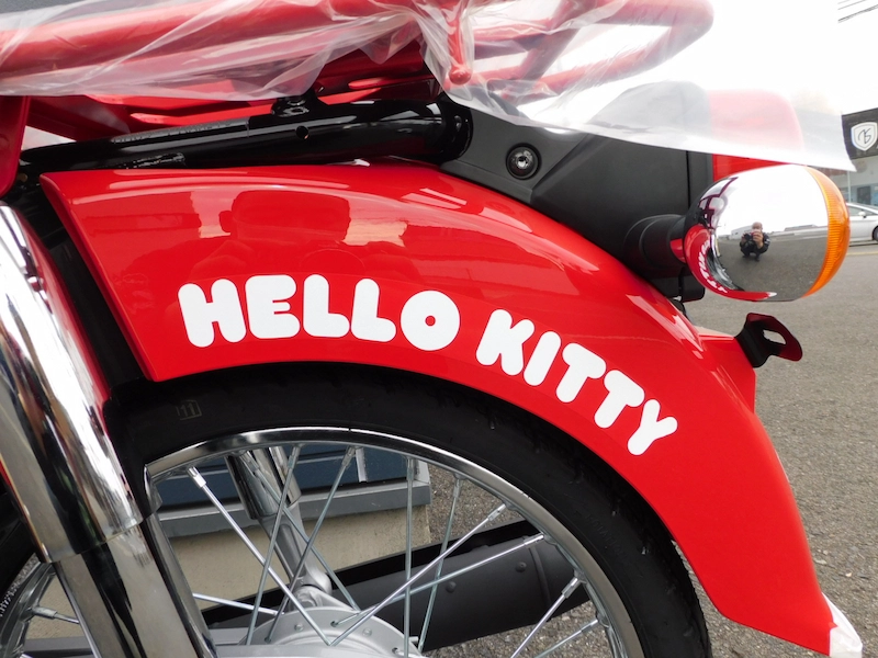 新車 ホンダ スーパーカブ50・HELLO KITTY レッド リヤフェンダー左 2025年11月27日