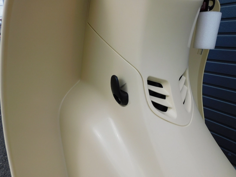 新車 ホンダ スーパーカブ50・HELLO KITTY レッド 荷掛ホルダー 2025年11月27日