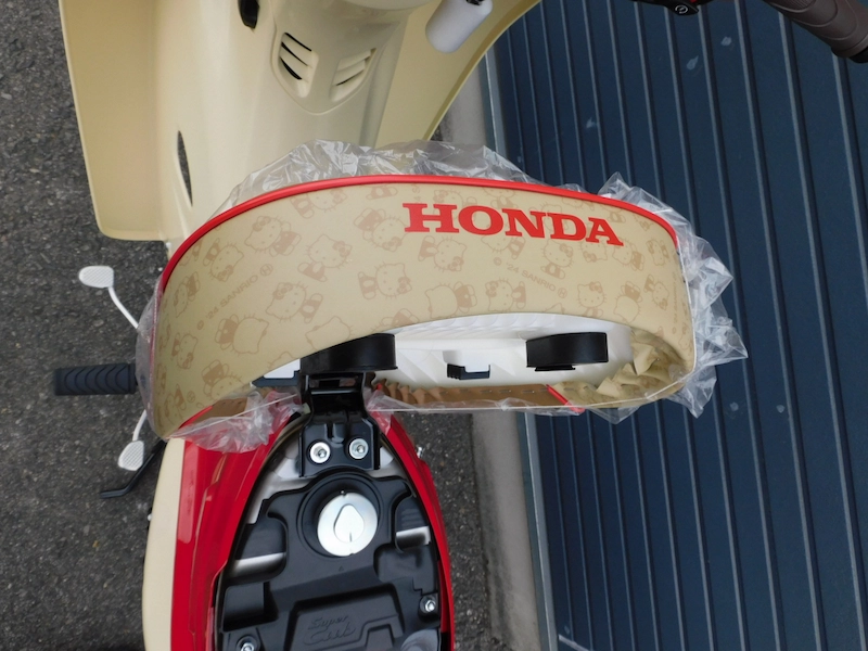 新車 ホンダ スーパーカブ50・HELLO KITTY レッド シートロゴ 2025年11月27日