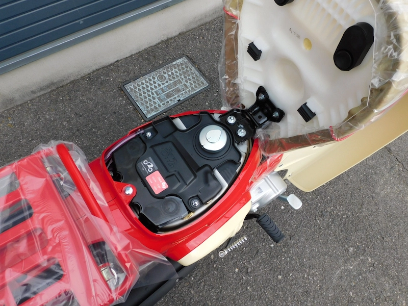 新車 ホンダ スーパーカブ50・HELLO KITTY レッド ガソリンタンク 2025年11月27日